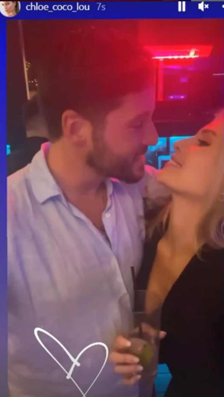 Serdar Ortaçın eski eşi Chloe Loughnan aşka geldi Sevgilisiyle dudak dudağa...