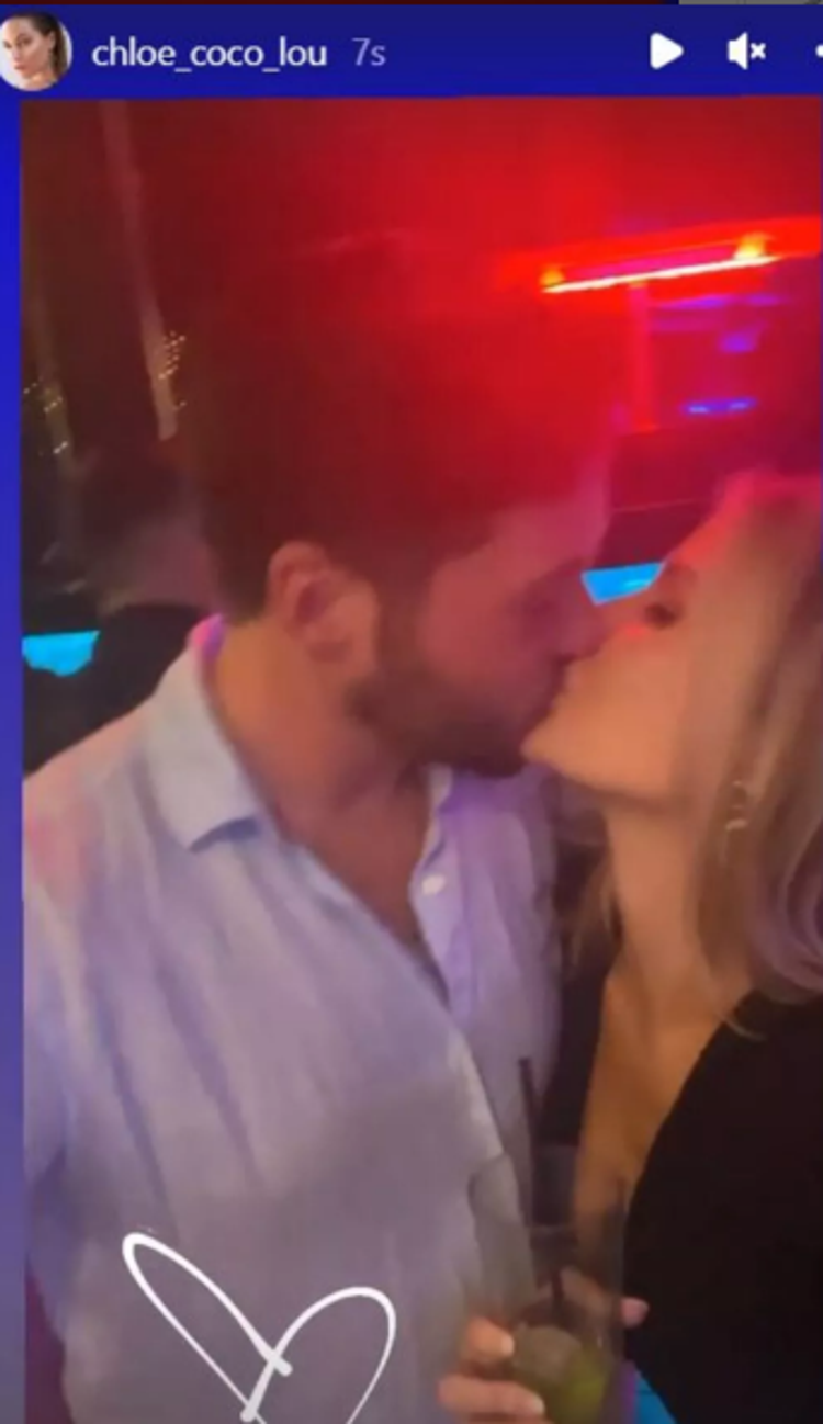 Serdar Ortaçın eski eşi Chloe Loughnan aşka geldi Sevgilisiyle dudak dudağa...