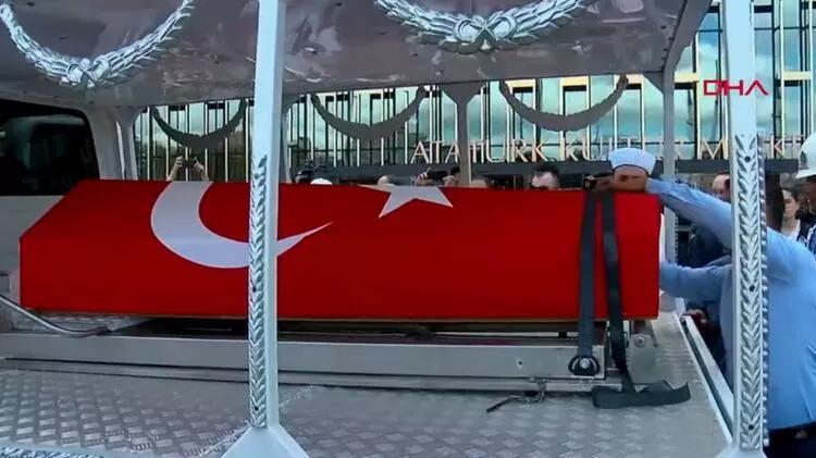 BABASININ TABUTUNU SEVDİ