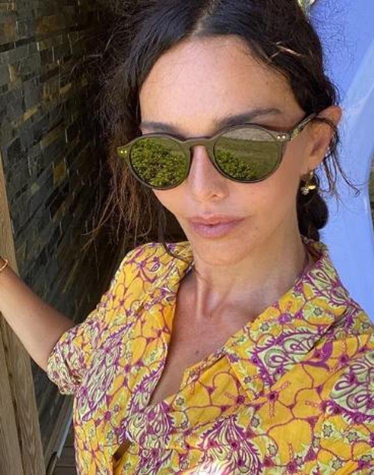 Hande Ataizi fiziğiyle dikkat çekti Oğlu ve sevgilisiyle tatilde...