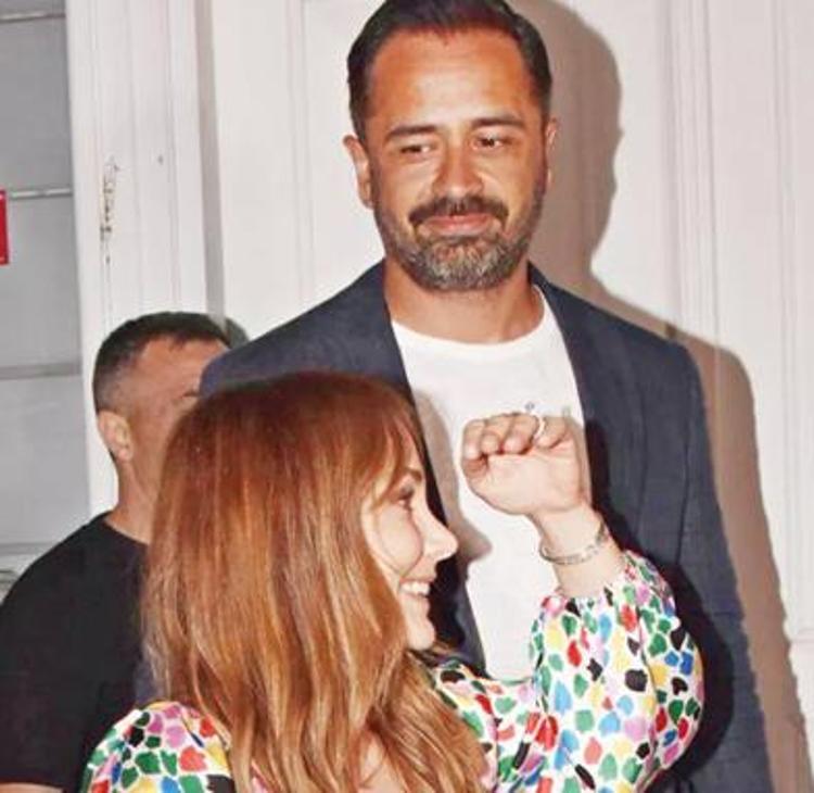 Burçin Terzioğludan yeni imaj Kızıl saçlarıyla beğeni topladı...