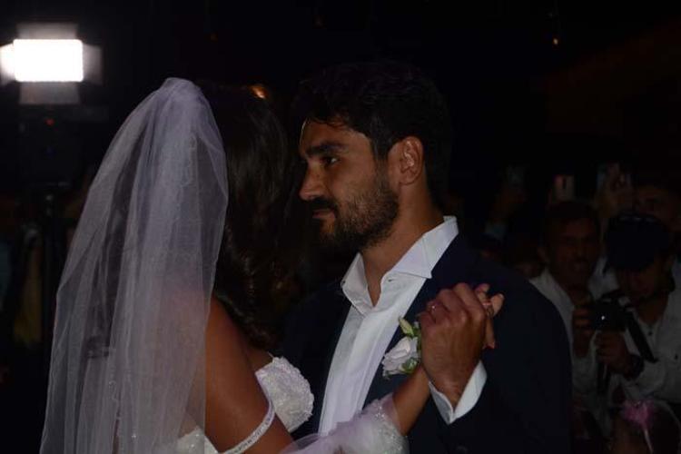 İlkay Gündoğan, babaocağında dünyaevine girdi İtalyan gelin, yoğun ilgiden rahatsız oldu