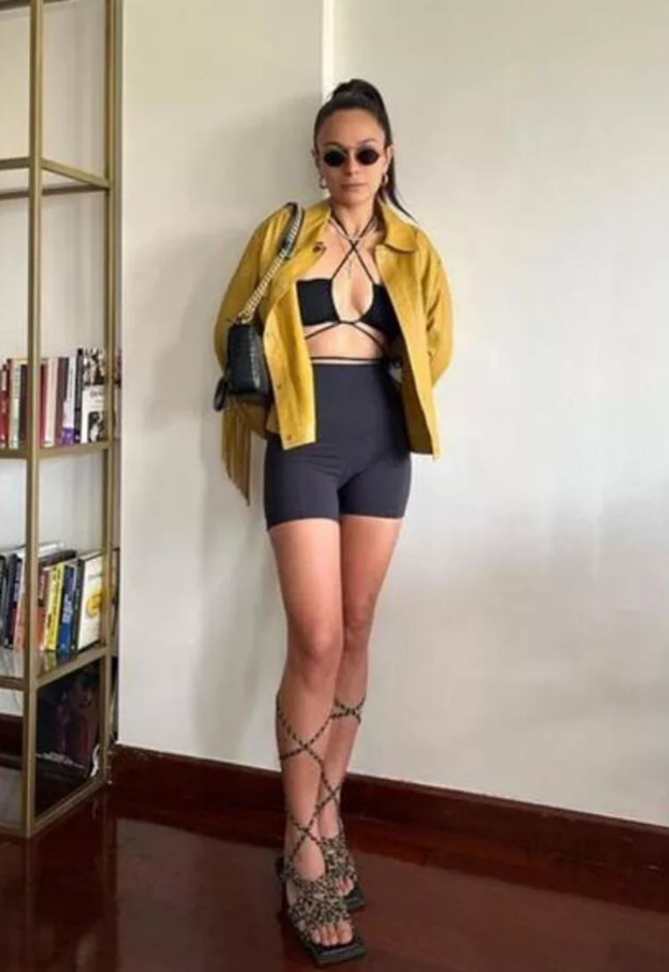 Selin Yeninci ATV üzerinde bikinili poz verdi,sosyal medya sallandı