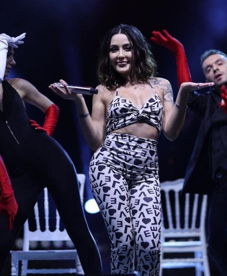 Melek Mosso üçgen bikinisiyle plaja indi O anları sosyal medyadan paylaştı