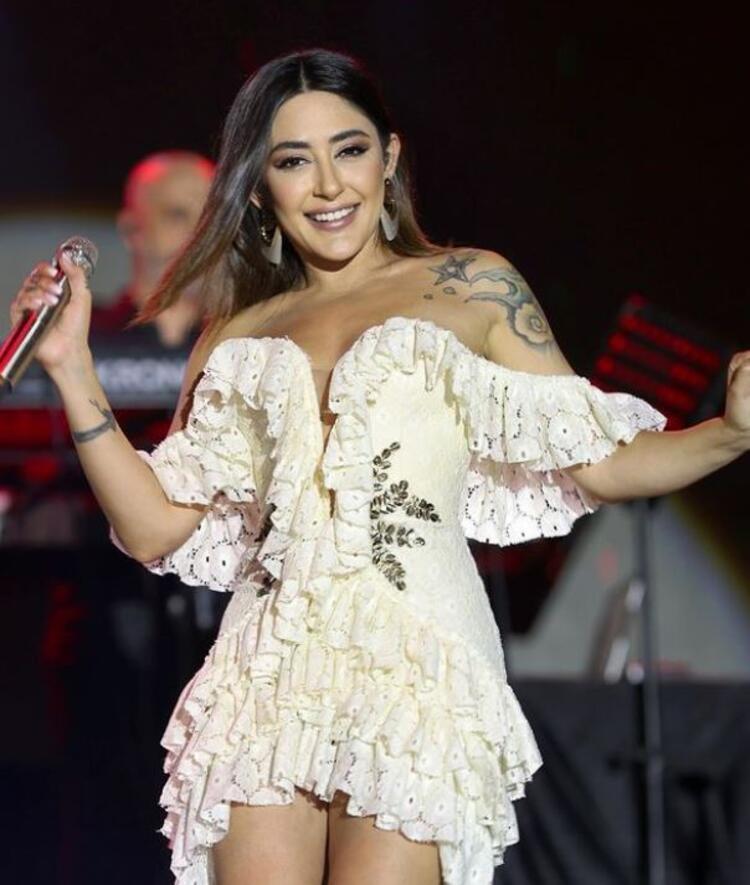 Melek Mosso üçgen bikinisiyle plaja indi O anları sosyal medyadan paylaştı