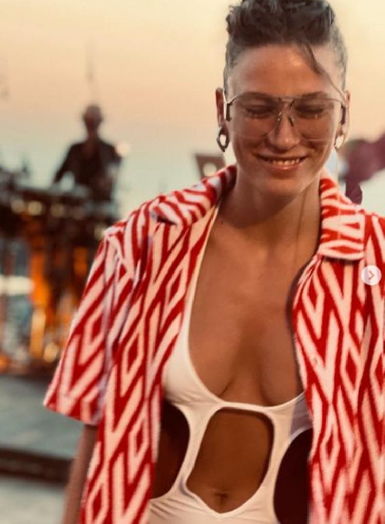 Serenay Sarıkayanın plaj şıklığının bedeli dudak uçuklattı
