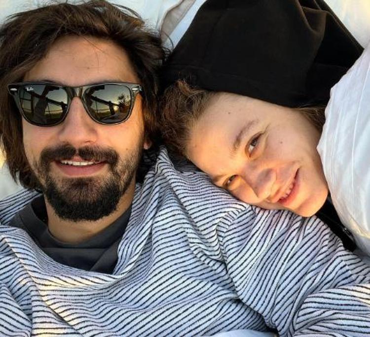 Serenay Sarıkayanın plaj şıklığının bedeli dudak uçuklattı