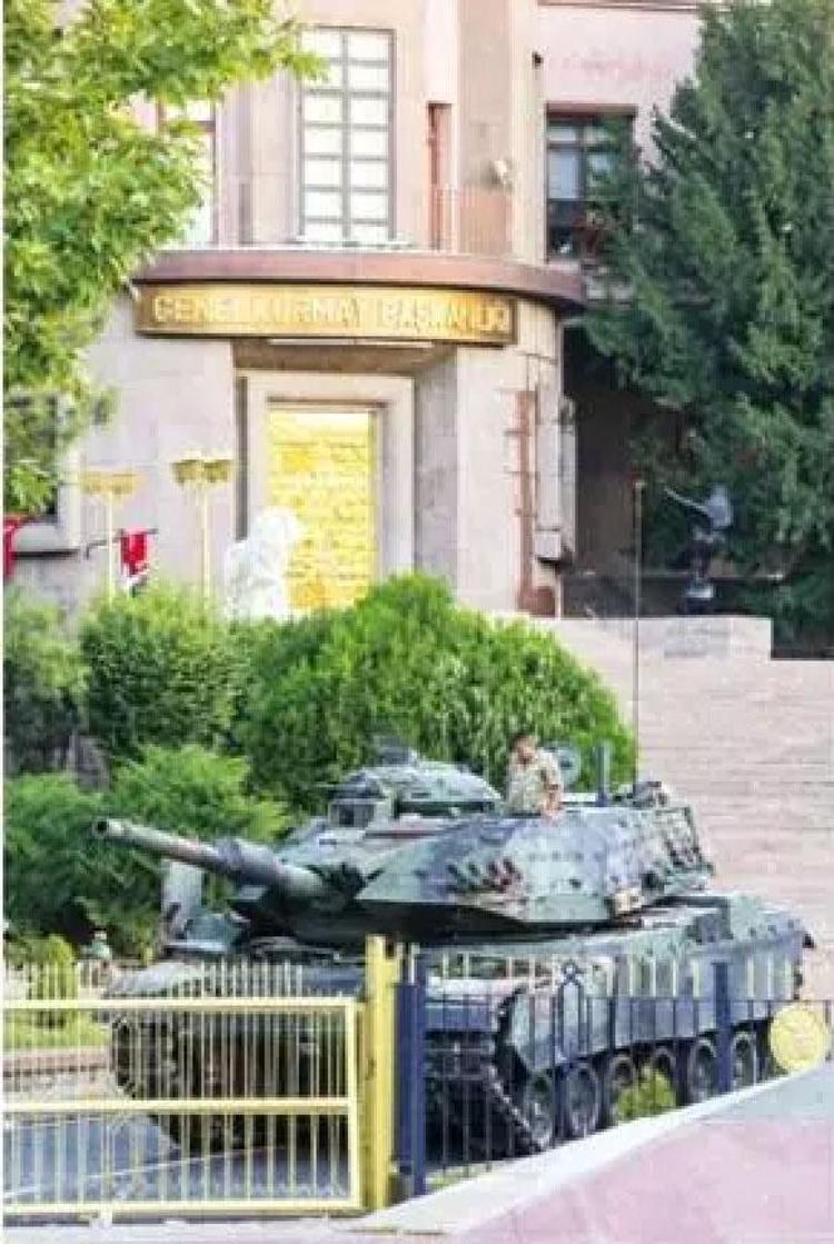 KARARGÂH ÖNÜNDE