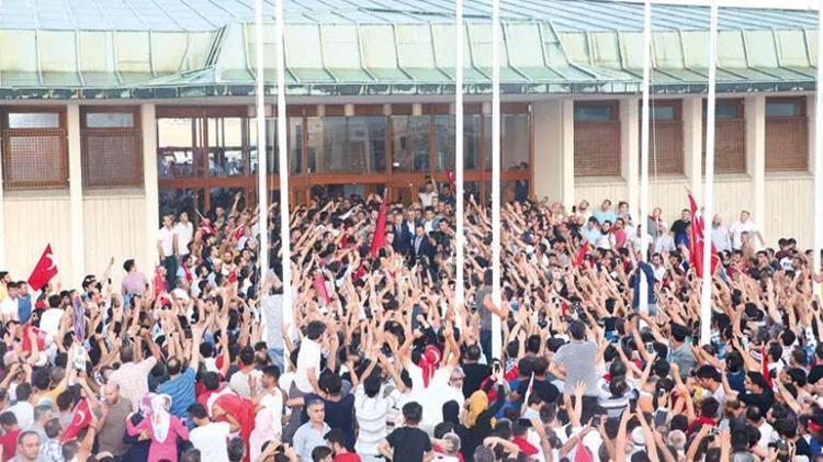BİNLERCE KİŞİ HAVALİMANINDA
