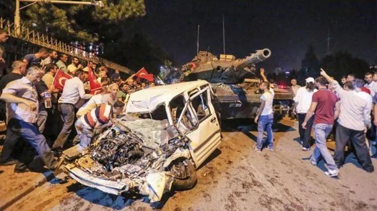 TANKLAR HER ŞEYİ EZEREK İLERLİYORDU