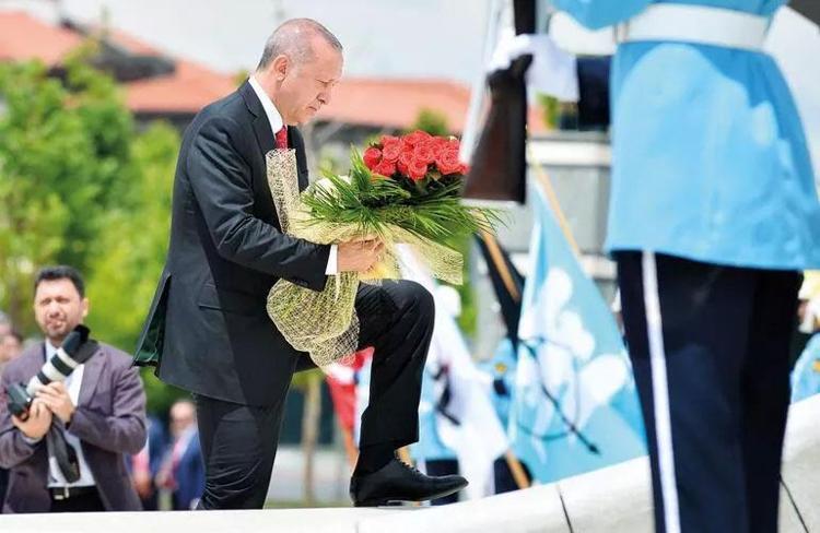 GÜLLERLE ANMA