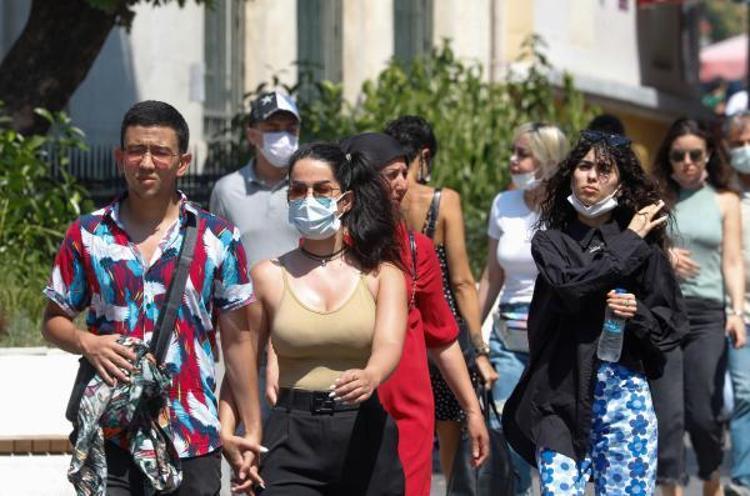 Hafta içi hafta sonu yasakları ile ilgili son dakika gelişmesi Vaka sayısı 40 kat arttı, açıklamalar peş peşe geldi, tam ve kısmi kapanma...