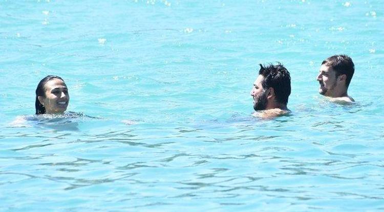 Berkay Ateş ve sevgilisi Simge Aköz deniz sezonunu açtı