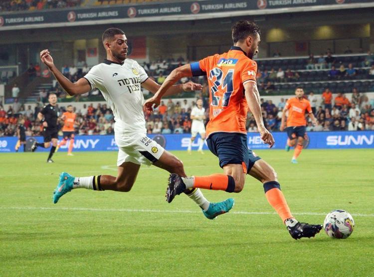 Başakşehir - Maccabi Netanya maçında hakem isyan ettirdi Mesut Özilin görüntüsü dikkat çekti