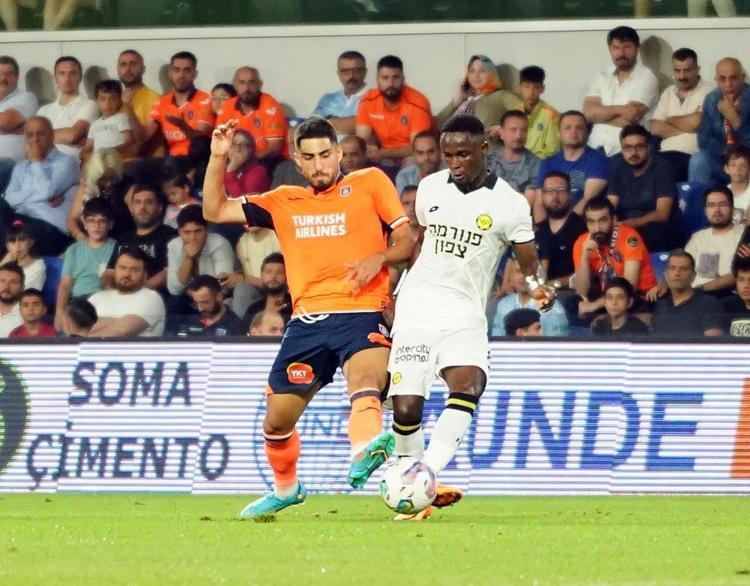Başakşehir - Maccabi Netanya maçında hakem isyan ettirdi Mesut Özilin görüntüsü dikkat çekti