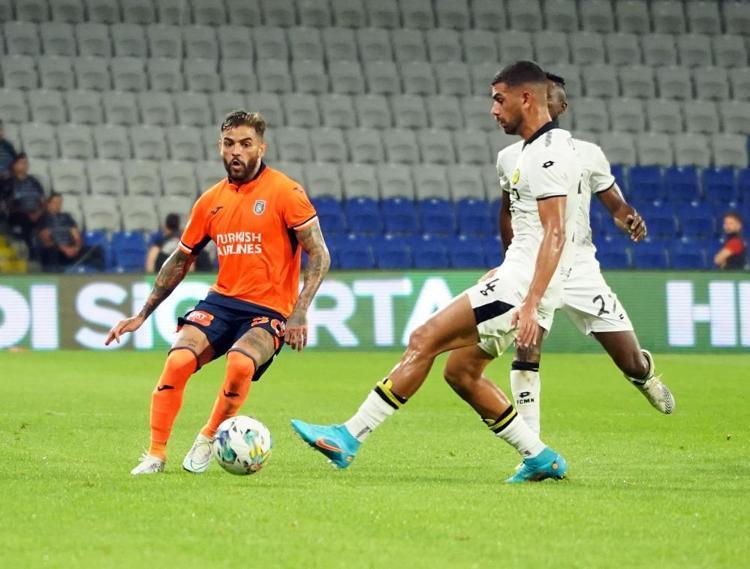 Başakşehir - Maccabi Netanya maçında hakem isyan ettirdi Mesut Özilin görüntüsü dikkat çekti