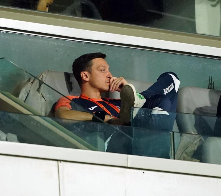 MESUT ÖZİL TRİBÜNDE