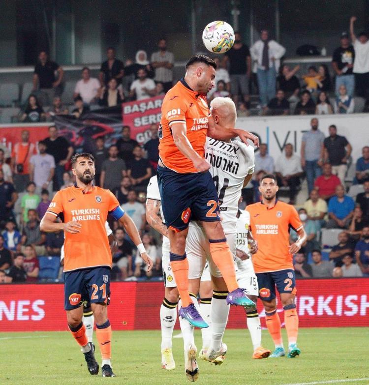 Başakşehir - Maccabi Netanya maçında hakem isyan ettirdi Mesut Özilin görüntüsü dikkat çekti