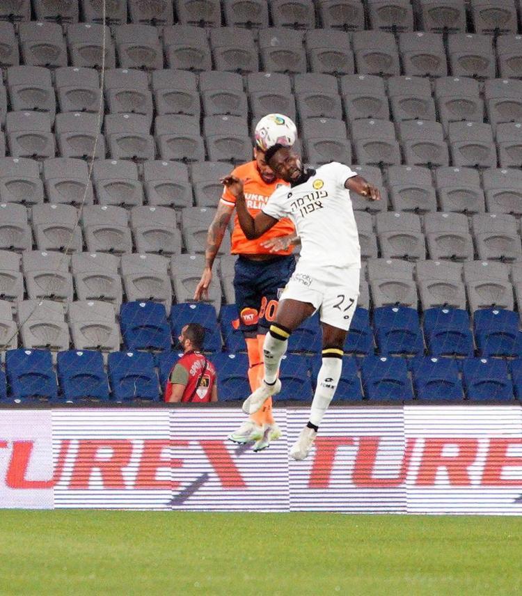 DİREĞE TAKILDI