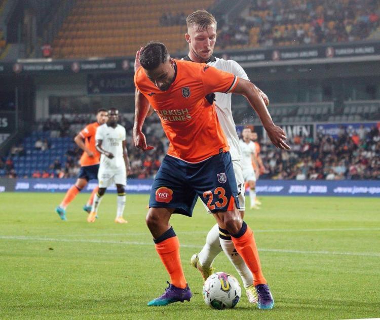 Başakşehir - Maccabi Netanya maçında hakem isyan ettirdi Mesut Özilin görüntüsü dikkat çekti