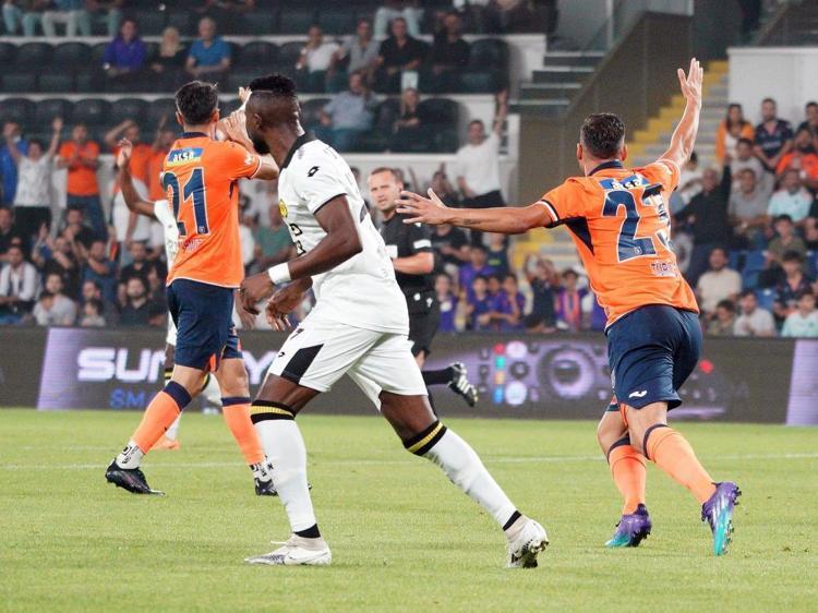 Başakşehir - Maccabi Netanya maçında hakem isyan ettirdi Mesut Özilin görüntüsü dikkat çekti