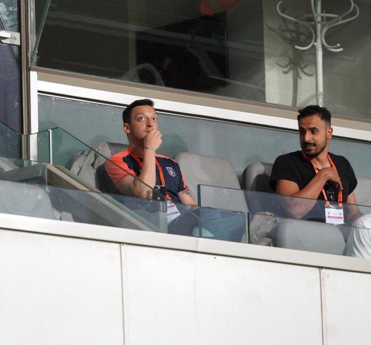 Başakşehir - Maccabi Netanya maçında hakem isyan ettirdi Mesut Özilin görüntüsü dikkat çekti