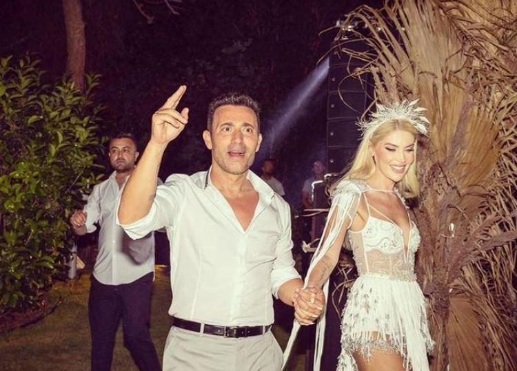 Mustafa Sandal, eşi Melis Sütşurupa plajda ders verdi