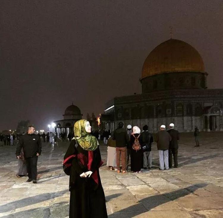 Gamze Özçelikin kardeşi görenleri şaşırtıyor Benzerlikleri gündem oldu