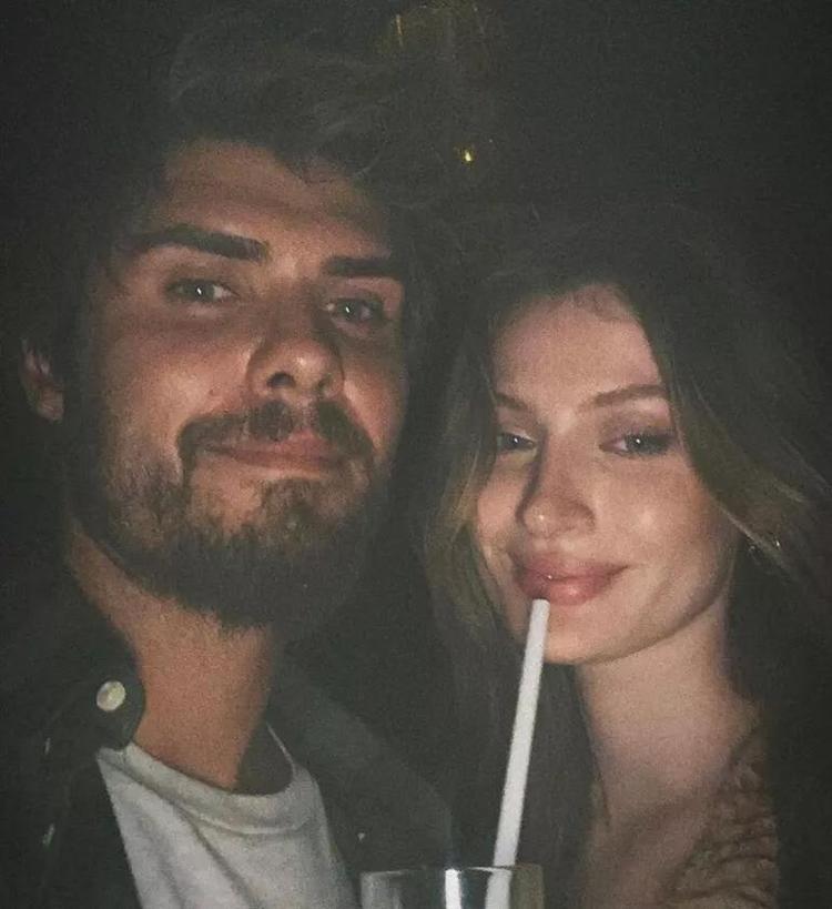 YENİ SEVGİLİSİYLE POZUNU YAYINLADI
