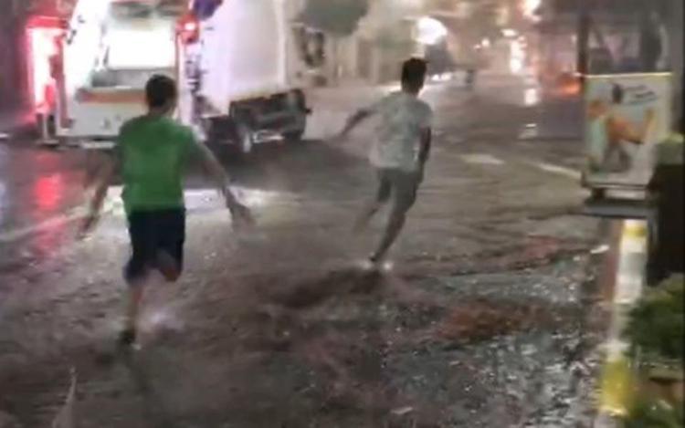 Edirneyi yaz ortasında sel vurdu Ev ve iş yerlerini su bastı, yollar göle döndü