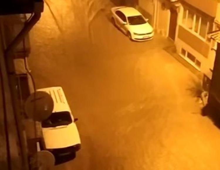 Edirneyi yaz ortasında sel vurdu Ev ve iş yerlerini su bastı, yollar göle döndü