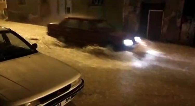 Edirneyi yaz ortasında sel vurdu Ev ve iş yerlerini su bastı, yollar göle döndü