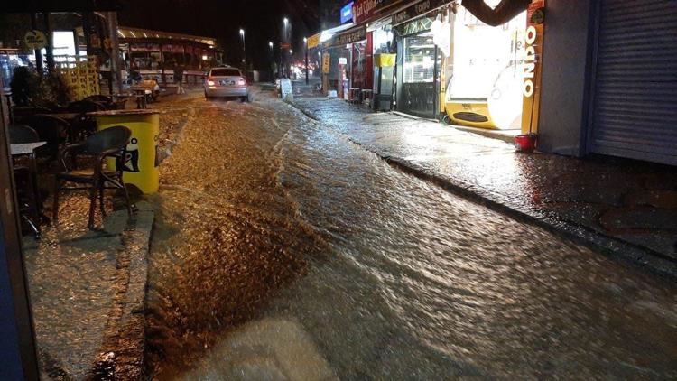 Edirneyi yaz ortasında sel vurdu Ev ve iş yerlerini su bastı, yollar göle döndü
