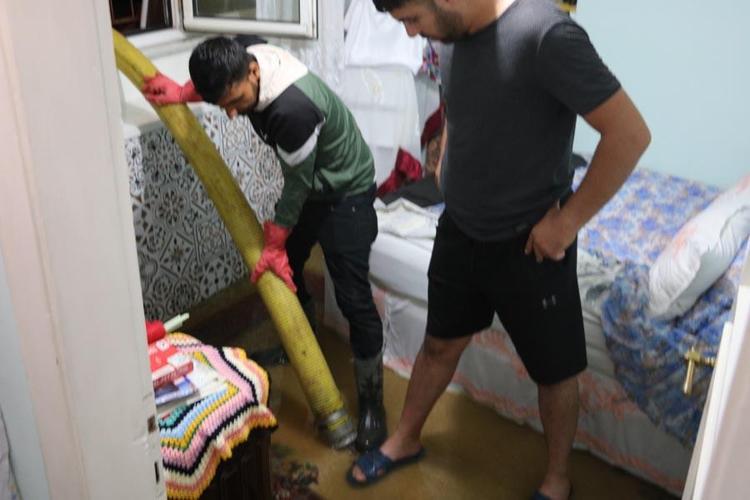 Edirneyi yaz ortasında sel vurdu Ev ve iş yerlerini su bastı, yollar göle döndü