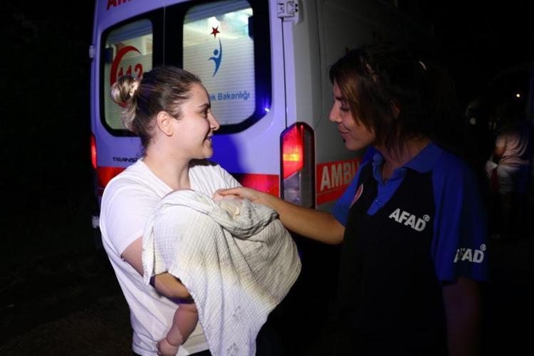 Edirneyi yaz ortasında sel vurdu Ev ve iş yerlerini su bastı, yollar göle döndü