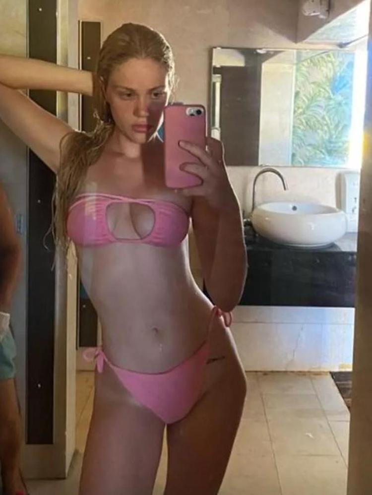 Serel Yerelinin ayna pozu olay oldu Bikini askılarını indirdi
