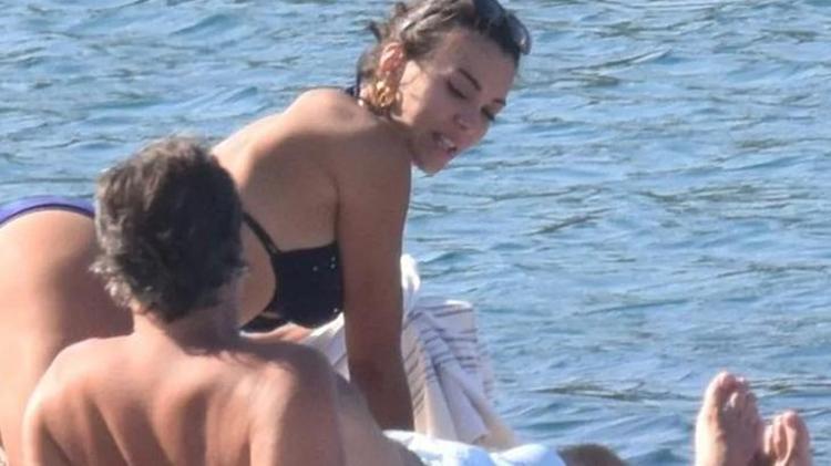 Tuvana Türkay ile İzzet Antebi aşka geldi, fena yakalandılar