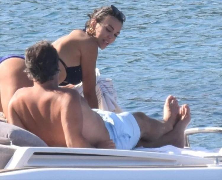 Tuvana Türkay ile İzzet Antebi aşka geldi, fena yakalandılar
