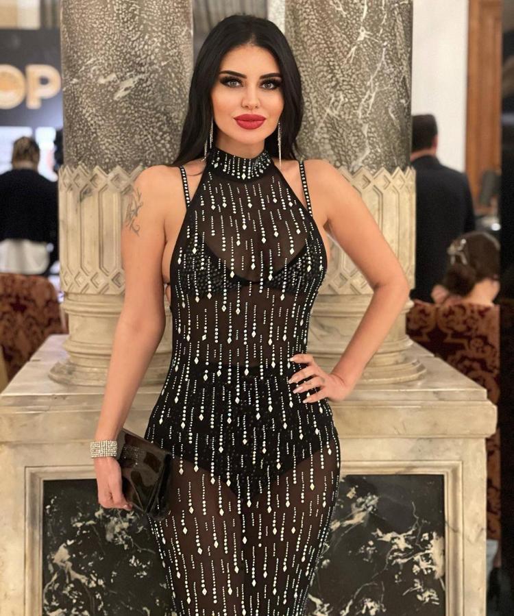 Ebru Polat yine yaptı yapacağını Bikinili pozu olay yarattı