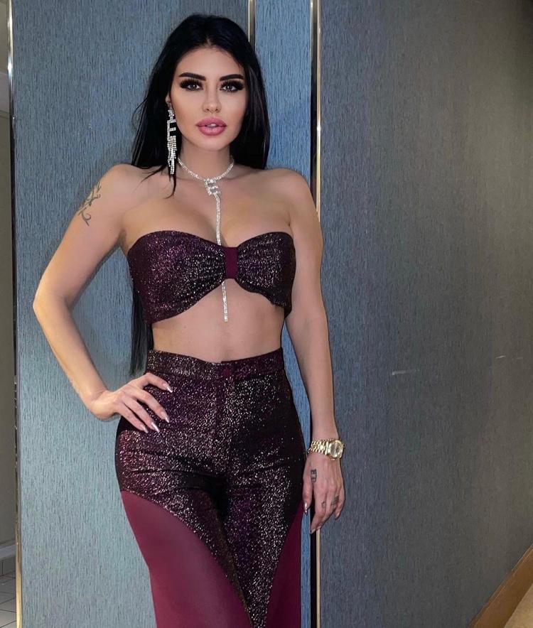 Ebru Polat yine yaptı yapacağını Bikinili pozu olay yarattı