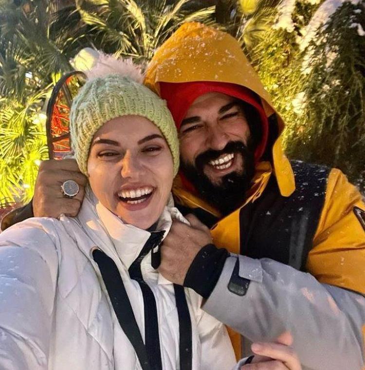 Burak Özçivitin 3.5 aylık hamile eşi Fahriye Evcen ve oğulları Karandan üzen haber