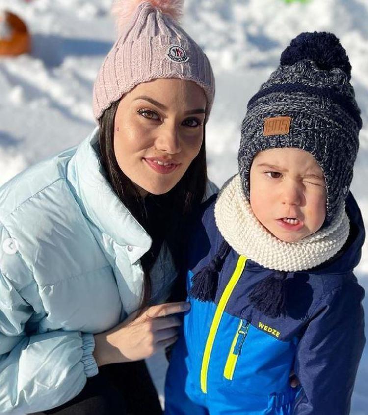Burak Özçivitin 3.5 aylık hamile eşi Fahriye Evcen ve oğulları Karandan üzen haber