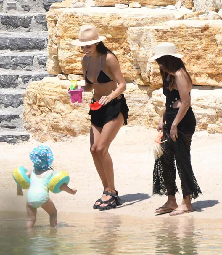 Hande Erçel aracın üzerine çıkıp poz verdi Derin yırtmaçlı kareler Instagramı salladı