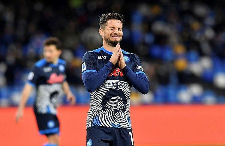 MERTENS BEDAVAYA GALATASARAYA İMZA ATABİLİR