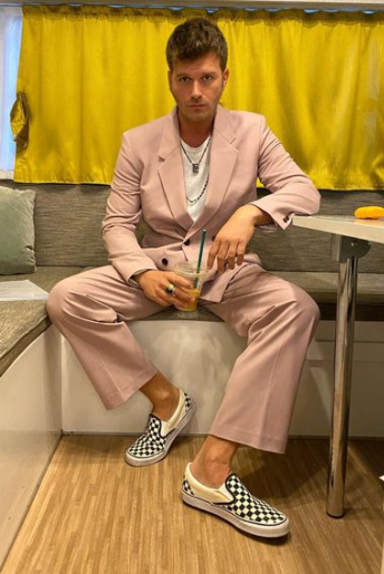 İŞTE KIVANÇ TATLITUĞUN PEMBE TAKIM ELBİSELİ POZU...