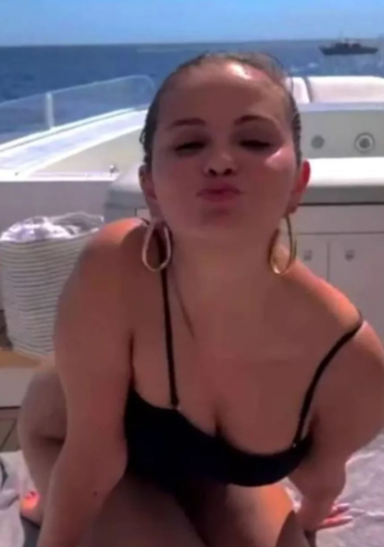 Selena Gomez kilo aldığı için eleştiriliyordu Mayosuyla boy gösterdi...