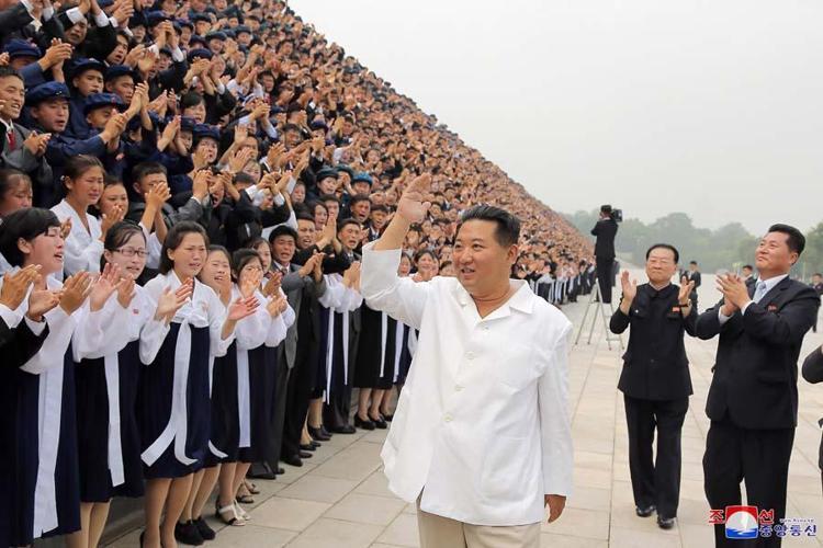 Kuzey Kore lideri Kim Jong-un koronavirüse yakalandı Kız kardeşi Kim Yo-jong itiraf etti: Ateşten yanarken bile...