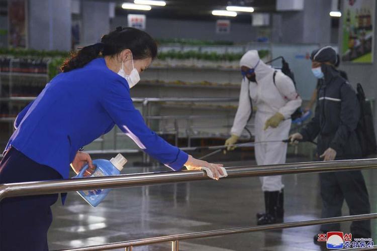 Kuzey Kore lideri Kim Jong-un koronavirüse yakalandı Kız kardeşi Kim Yo-jong itiraf etti: Ateşten yanarken bile...