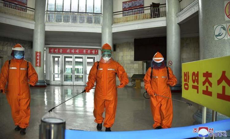 Kuzey Kore lideri Kim Jong-un koronavirüse yakalandı Kız kardeşi Kim Yo-jong itiraf etti: Ateşten yanarken bile...