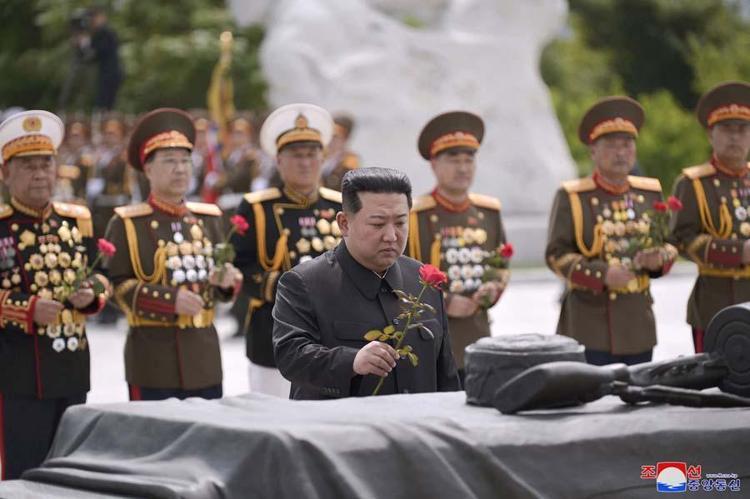 Kuzey Kore lideri Kim Jong-un koronavirüse yakalandı Kız kardeşi Kim Yo-jong itiraf etti: Ateşten yanarken bile...